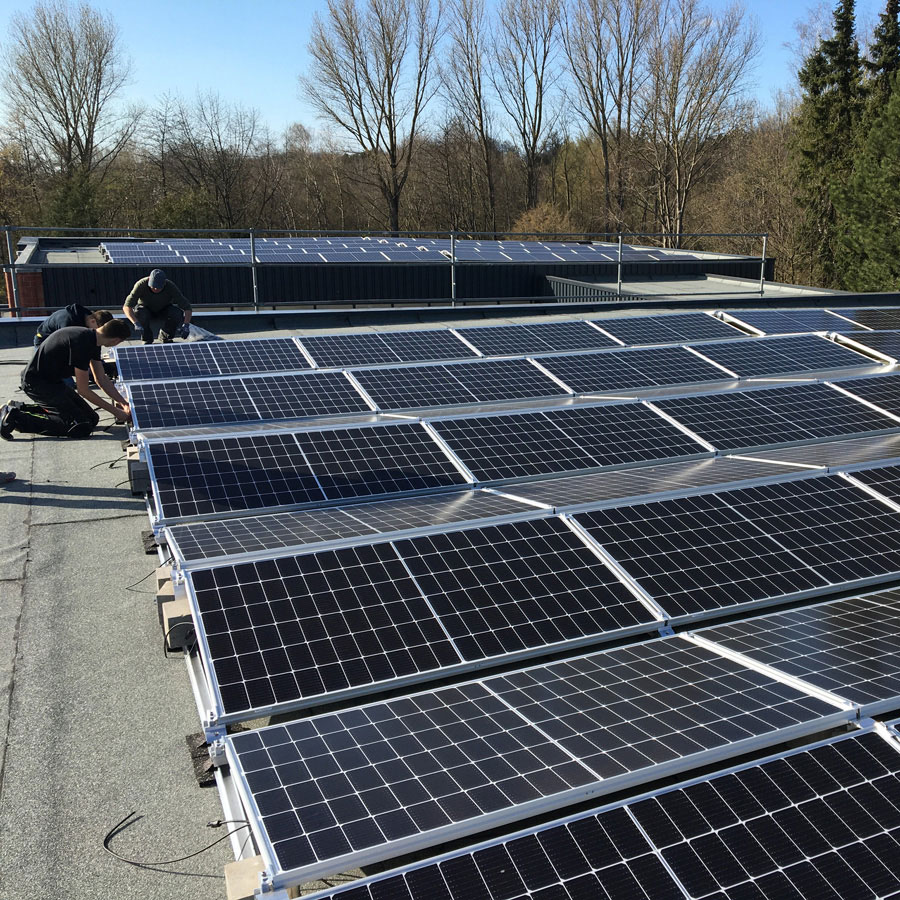 Photovoltaik-Elemente auf dem Hallendach